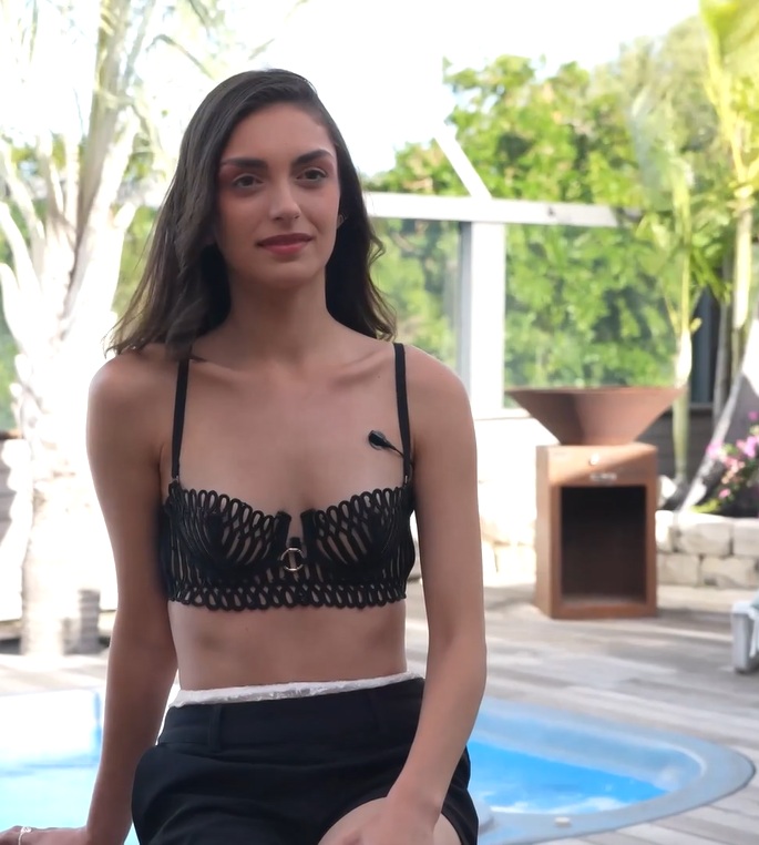 Jacquie et Michel TV – Daly – Un Nuevo Trio Primero Para Ella